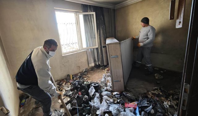 Antalya'da evden 1 kamyon çöp çıkarıldı