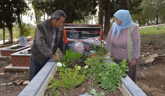 Kızının mezarındaki çiçekleri çalanlardan şikayetçi oldu
