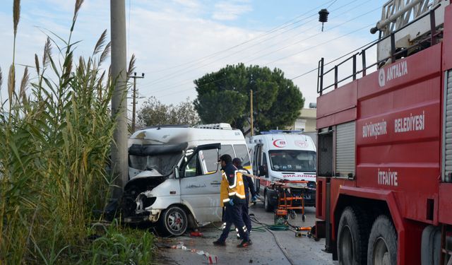 Antalya'da minibüs direğe çarptı: 2 yaralı