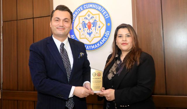 Alanya Kaymakamı Öztürk'ten mütevelli heyetine teşekkür plaketi