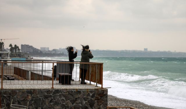 Antalya'da fırtına; dev dalgalar oluştu