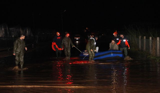 Antalya'da ev, iş yerlerini ve tarım alanlarını su bastı