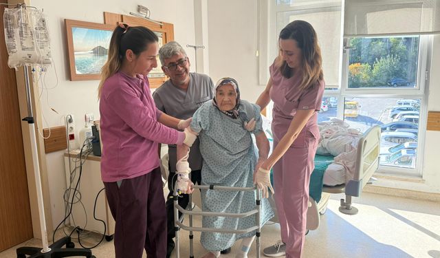 92 yaşındaki hastaya kalça protezi