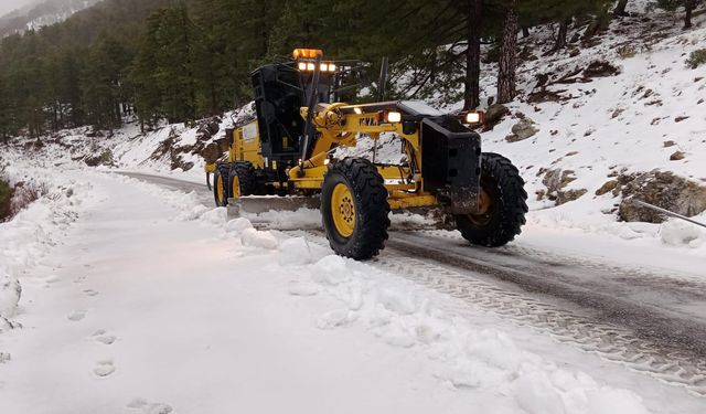 Alanya'da karla mücadele çalışması sürüyor