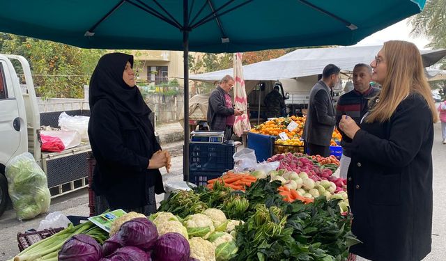 Alanya'da semt pazarlarında sıfır atık bilgilendirmesi