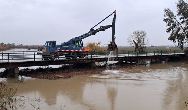 Antalya'da derelerde biriken atıklar temizleniyor