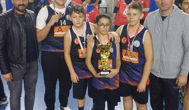 Basketbol turnuvasının birincilerine kupa