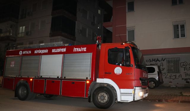 Boş apartmanın çatısında ateş yaktılar