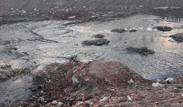 Eber Gölü'nü besleyen Akarçay'da kirlilik