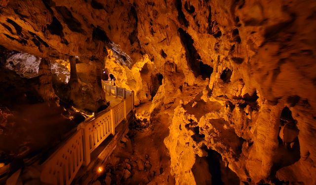 Kuruyan 'Dilek Gölü'ne artık kağıt para atılıyor