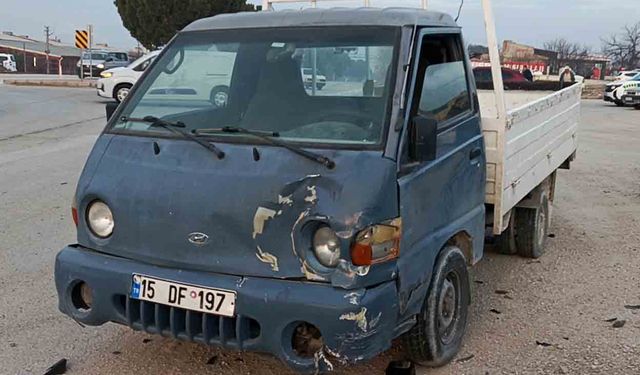 Otomobil ile kamyonet çarpıştı: 1'i çocuk 3 yaralı