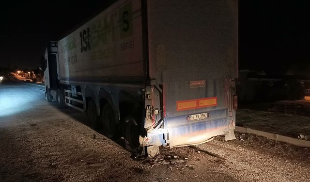 Park halindeki TIR'a çarpan kamyonet sürücüsü yaralandı