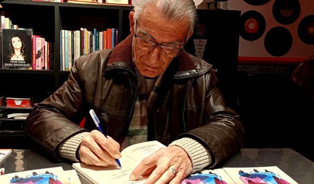 Tiyatro sahnesinde kitap tanıtımı