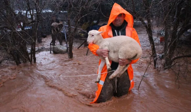 Antalya'da ekipler olumsuzluklara müdahale etti