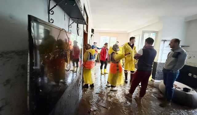 Antalya'da gönüllülerden su basan evlere yardım