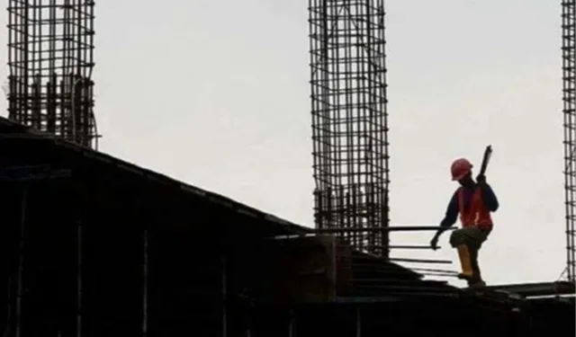 İnşaat üretimi yıllık artarken, aylık bazda sınırlı düşüş kaydetti