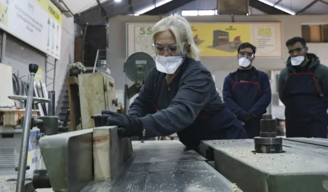 Mersin'de kadın mobilya ustaları yetiştiriyor