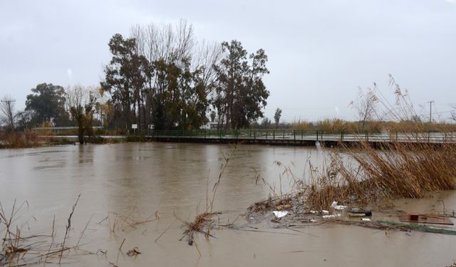 Antalya'da sel: Yollar göle döndü