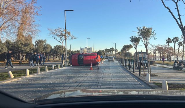Antalya'da araç yan yattı
