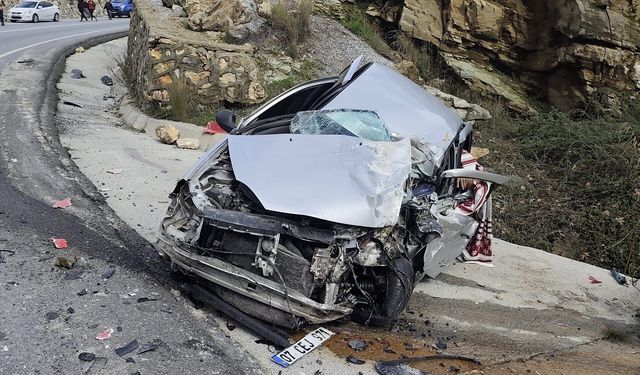 Alanya'da freni boşalan TIR, 2 otomobile çarptı: 1 ölü, 3 yaralı
