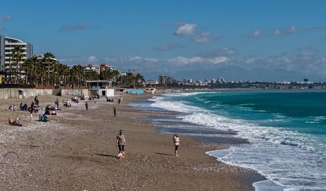 Antalya'da kuvvetli yağış; ev ve ahırları su bastı