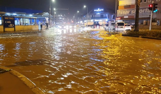 Alanya'da caddeleri su bastı