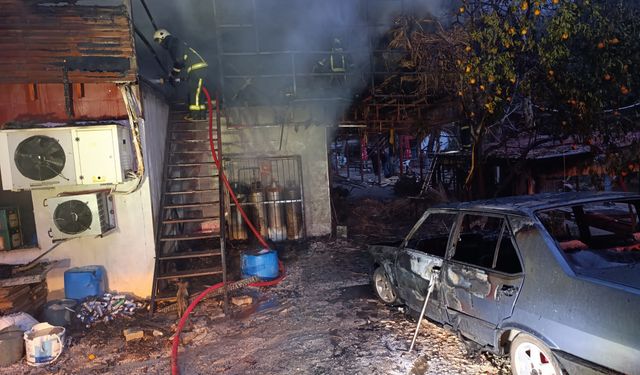 Alanya'da işletmede yangın çıktı: Alevler otomobile de sıçradı