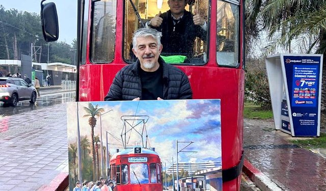 Antalya'da her sabah bindiği tramvayı resmetti