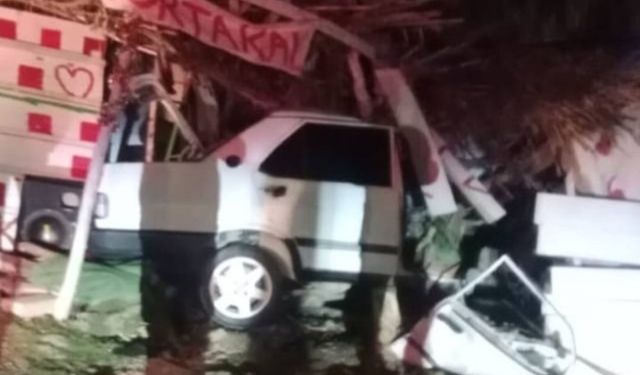 Antalya'da otomobiliyle çilek tezgahına çarptı