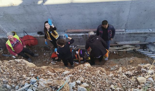 Bastığı kalas kırılan işçi 5 metreden düştü