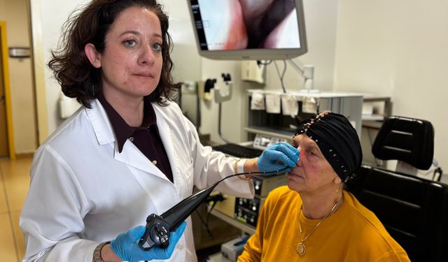 Bir gecede ses telleri felç olan anneyi doktor kızı iyileştirdi