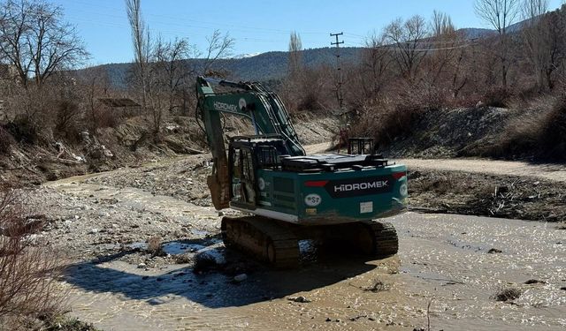 Dereköy'de dere ıslah çalışmaları başladı