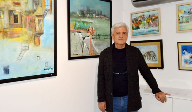 Hem çiziyor hem yazıyor