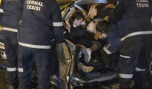 Otomobil ile traktör çarpıştı: 5 yaralı