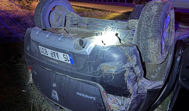 Otomobil şarampole devrildi: 2 yaralı