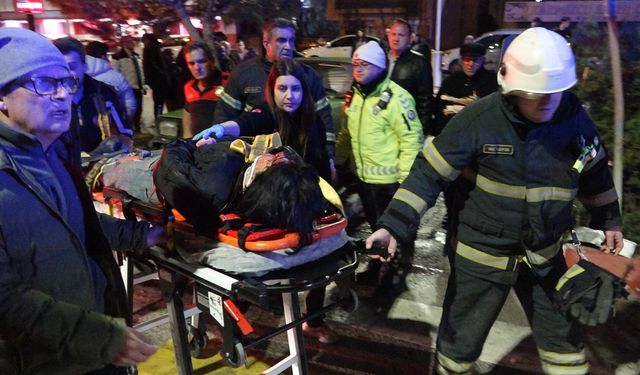 Otomobilin yaya geçidinde çarptığı 3 liseli yaralandı