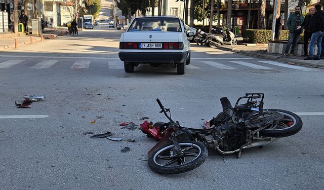 Otomobille çarpışan motosikletli yaralandı
