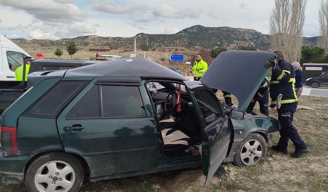 Otomobille kamyonet çarpıştı: 3 yaralı