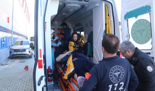 Rakibiyle çarpışan hentbolcu hastaneye götürüldü