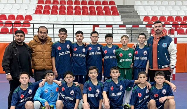 Şehit Ahmet Sarıdaş Ortaokulu futsal şampiyonu
