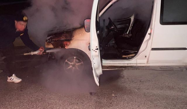 Seyir halindeki araç yandı
