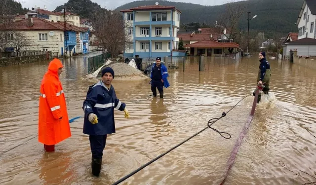 Antalya Büyükşehir Belediyesi ekipleri yağışın izlerini siliyor