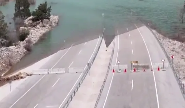 Antalya-Konya yoluna taşkın engeli! Geçici olarak trafiğe kapatıldı!