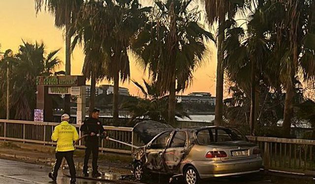 Çarpışan otomobillerden biri yandı