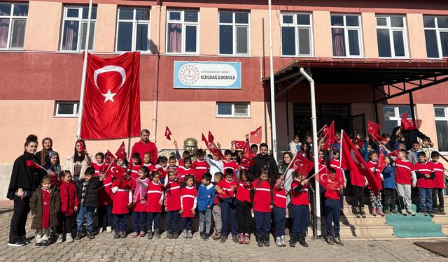 İlkokulda bayrak sevgisi etkinliği