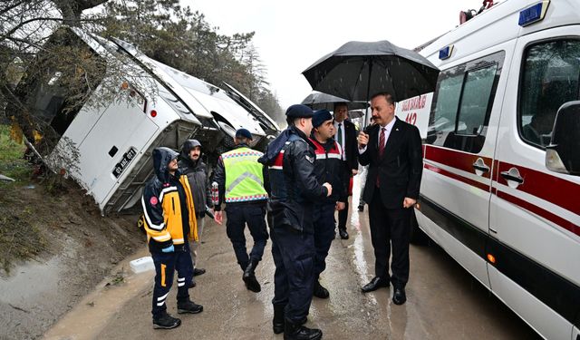 Isparta'da cezaevi ring aracı devrildi: 3 yaralı