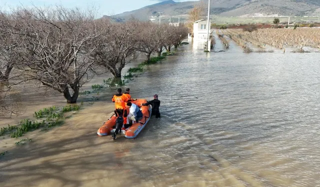 İzmir'de 50 yılda bir görülen meteorolojik tablo... Neden deniz yükseldi?