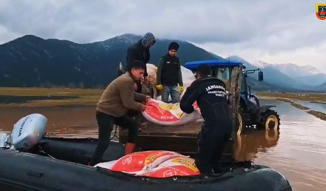 Aşırı yağışta mahsur kalan çoban ve vatandaşlara jandarma yardımı