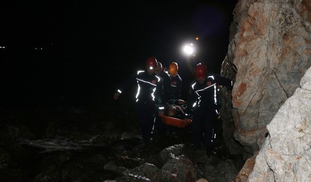 Alanya'da kayalıklardan düşüp yaralandı
