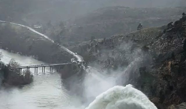 Manavgat'taki 2 barajdan kontrollü su bırakılmaya başlandı